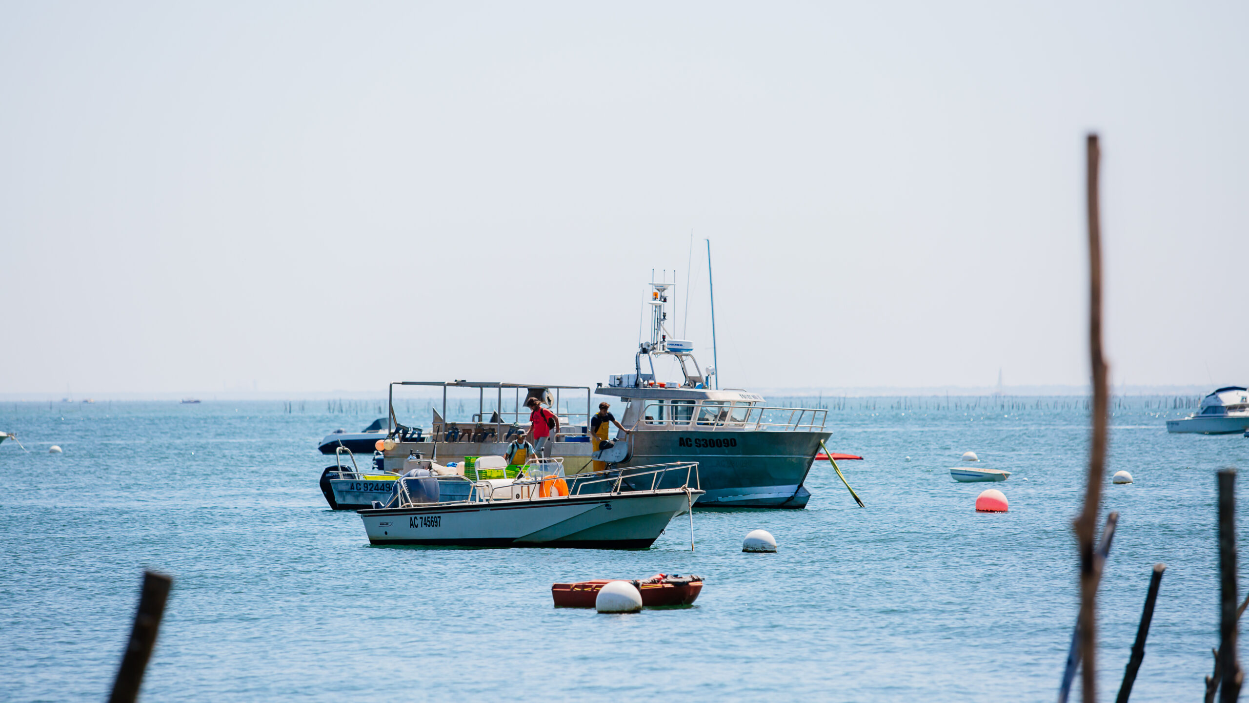Un bateau de pêche navigue sur le Bassin.