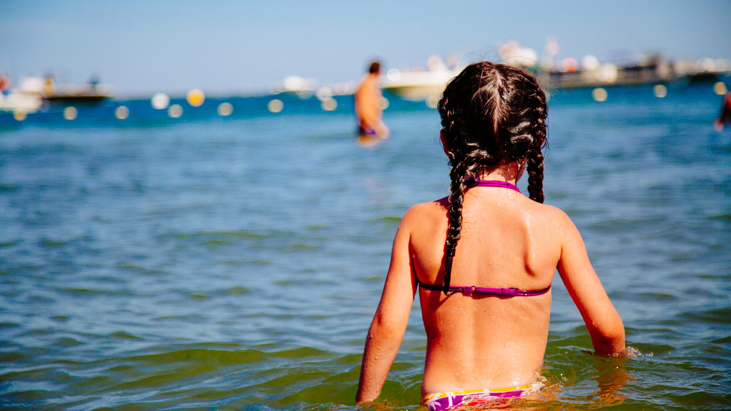 Une jeune fille se baigne dans le bassin.