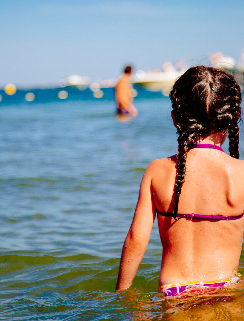 Une jeune fille se baigne dans le bassin.