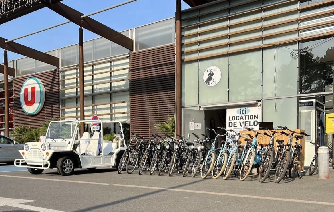 Une rangée de vélos garés devant un magasin local à Claouey, à Lège-Cap Ferret, sur le Bassin d’Arcachon.