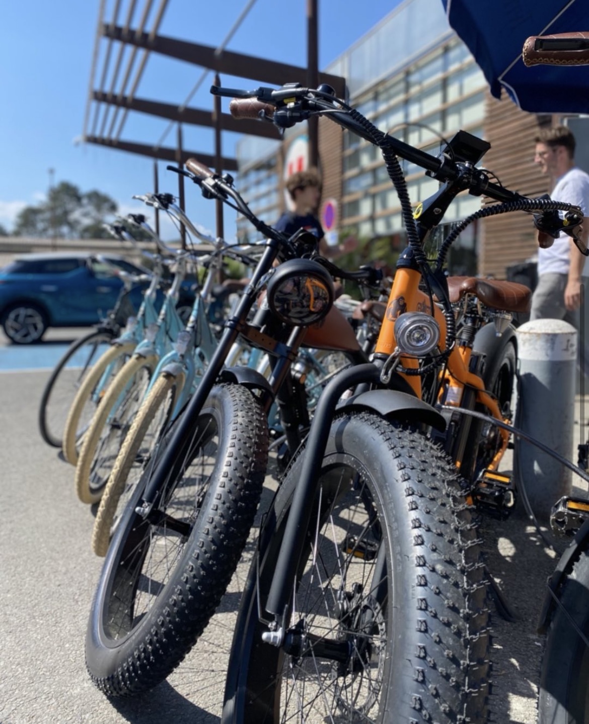 Une rangée de vélos garés devant un magasin local à Claouey, à Lège-Cap Ferret, sur le Bassin d’Arcachon.