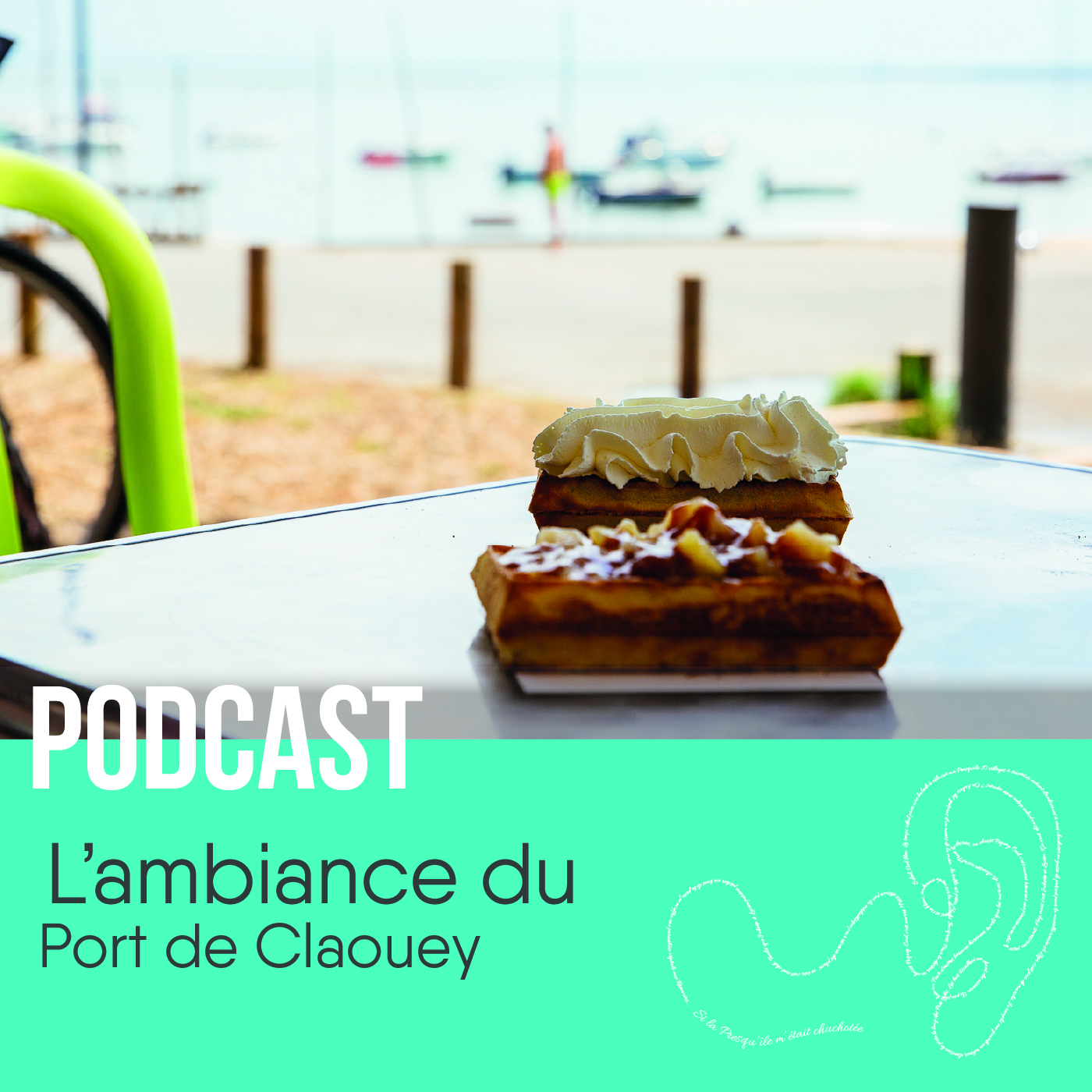 Deux gaufres sur une table devant le port de Claouey à Lège-Cap Ferret